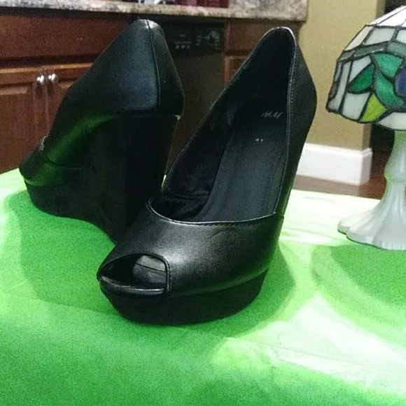 H & M Black 4 inch wedge heels with peep toe - Picture 3 of 4